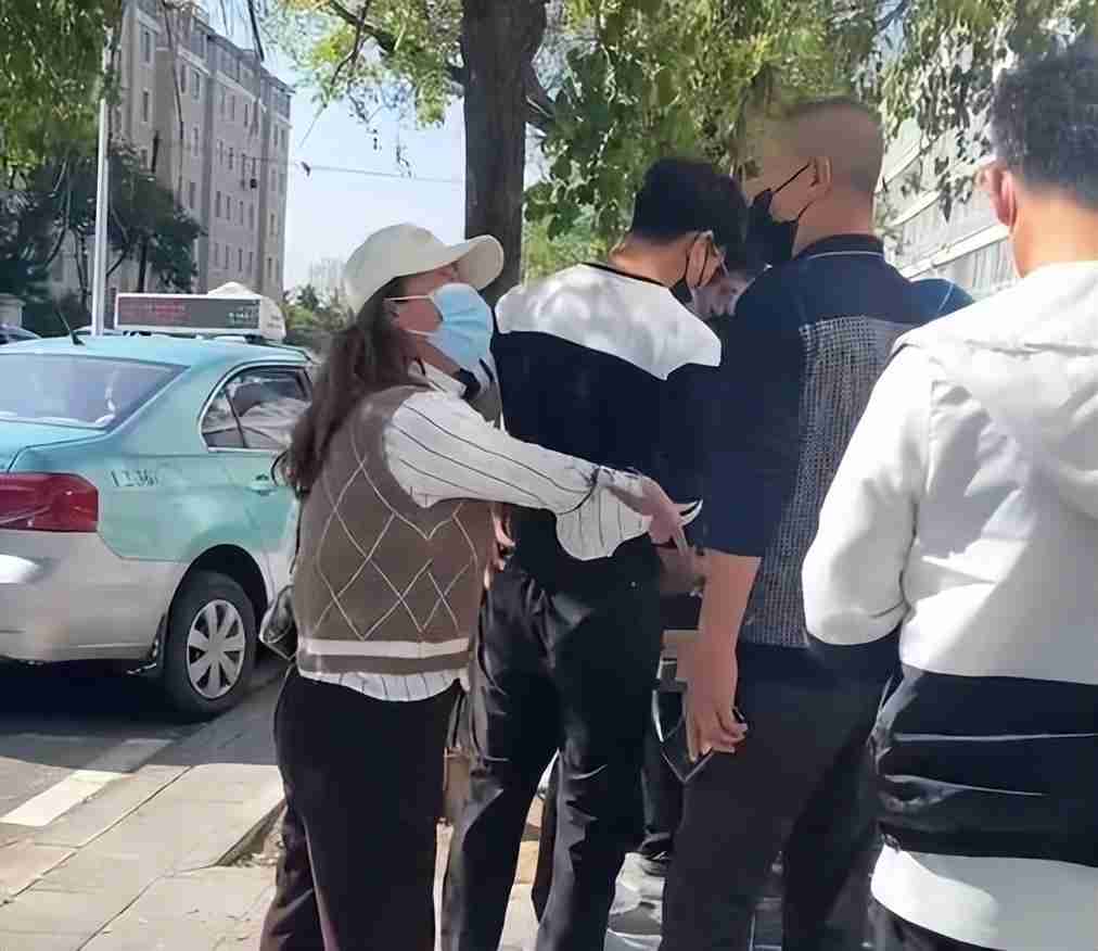 2女插队被制止大喊,究竟是怎么一回事?